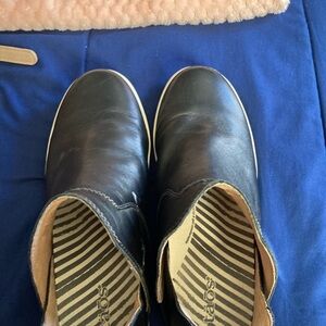 Womans Taos ankle boots